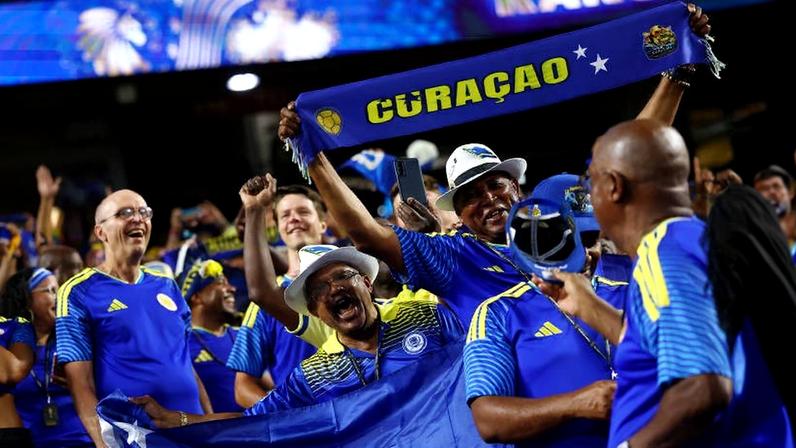 Seleção de Curaçao agradem a apoio de torcedores em Kansas City depois do empate sem gols com o Equador na Copa do Mundo