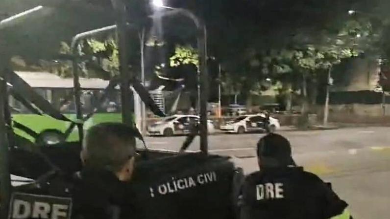 Agentes da Polícia Civil na rua São Clemente, em Botafogo - Na Escuta RJ no Instagram