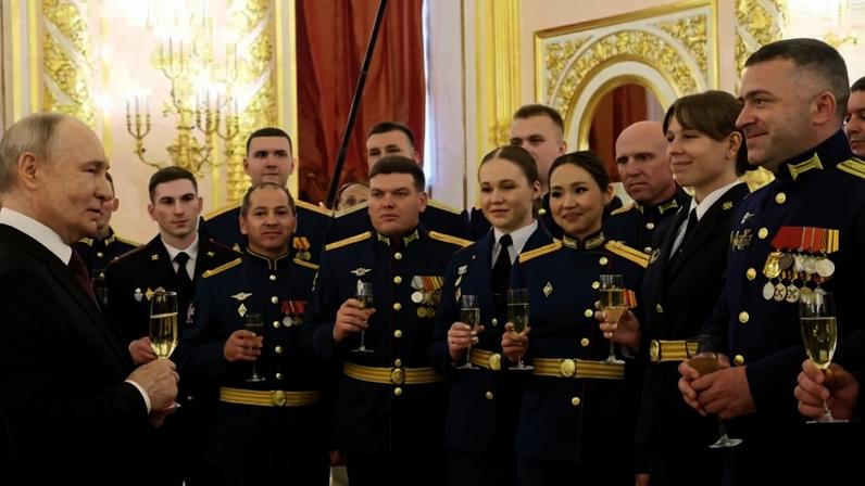 Putin conversa com cadetes durante cerimônia de formatura de academias militares no Kremlin
