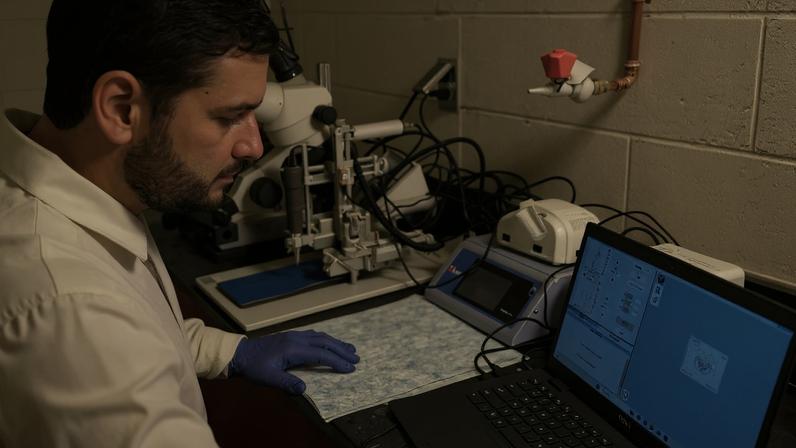 O neurocientista Kauê Costa, 36, em laboratório da Universidade de Birmingham (EUA), em 2025