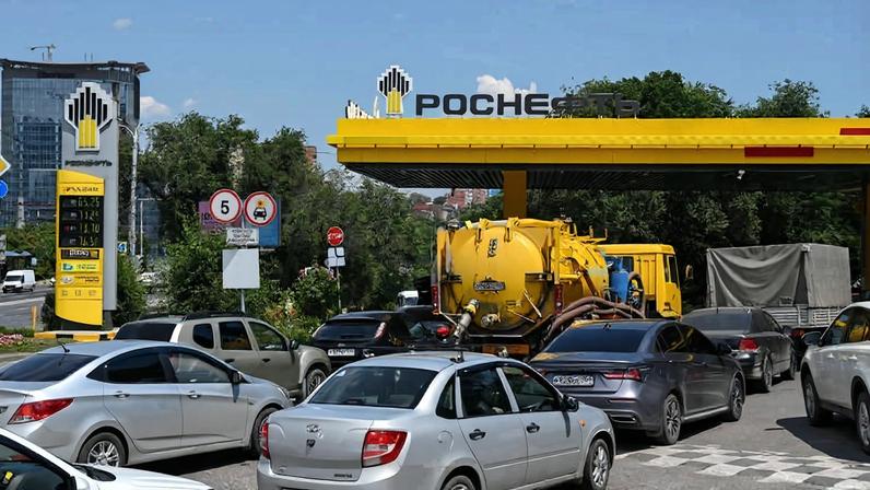 Fila de veículos em posto da estatal Rosneft em Rostov-no-Don, cidade atingida pela falta de combustíveis