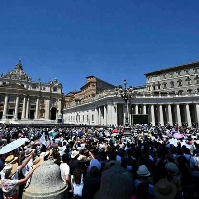 Vaticano reafirma doutrina e rejeita mulheres em sermões durante missas