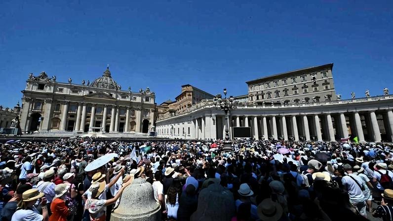 Pessoas acompanham a oração dominical do Angelus, com papa Leão 14, na praça São Pedro, no Vaticano