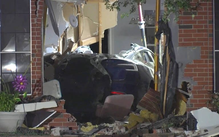 Uma mulher de 76 anos morreu nos EUA após um Tesla, supostamente em modo de piloto automático, colidir com sua casa