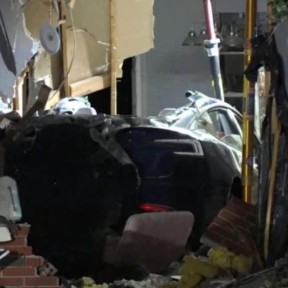 Família processa Tesla nos EUA após morte de mulher em acidente que atingiu casa