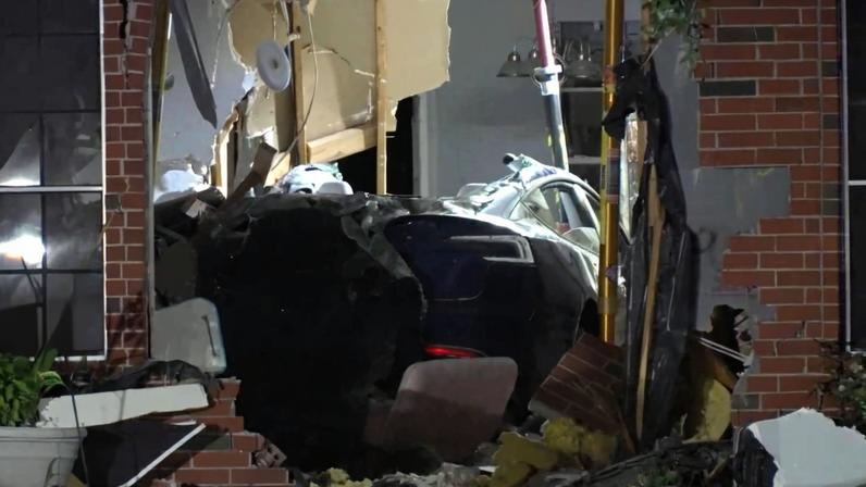 Imagem da colisão entre o carro da Tesla e a casa, que resultou na morte de uma mulher de 76 anos no Texas