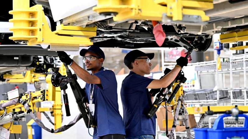 Funcionários da BYD montam carro na fábrica de Camaçari, na Bahia