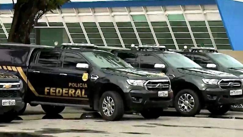 Viaturas da Polícia Federal paradas em Maceió, após ação da corporação