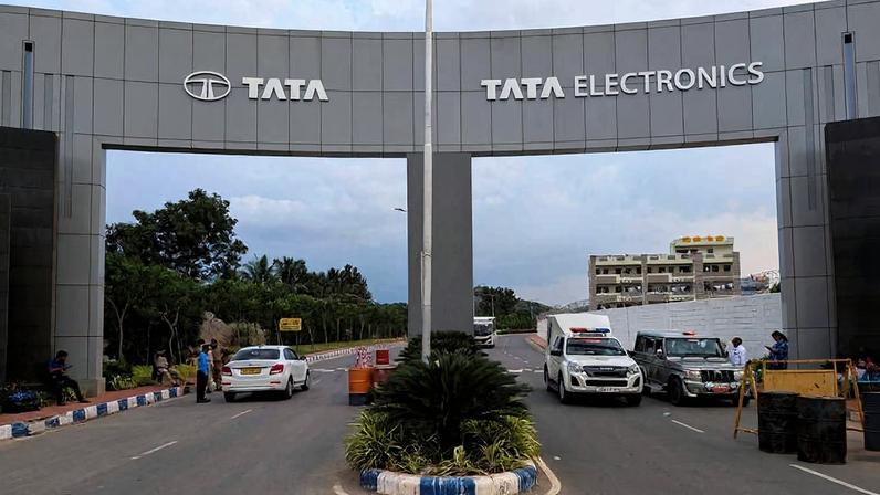 Entrada da fábrica da Tata Electronics, em Hosur (Índia)