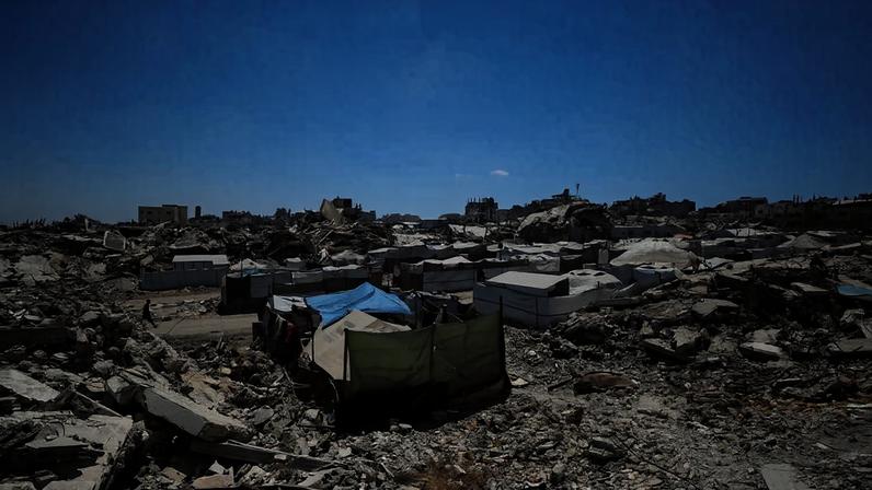 Tendas montadas por palestinos ao lado de prédios residenciais destruídos por bombardeios israelenses na Cidade de Gaza