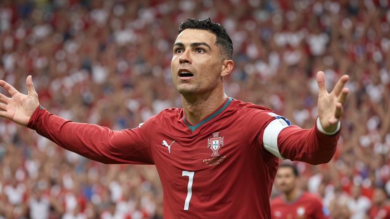 Cristiano Ronaldo celebra o segundo gol contra o Uzbequistão