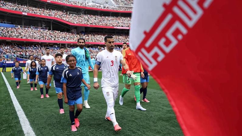 Seleção iraniana entra em campo para partida contra a Bélgica no estádio de Los Angeles