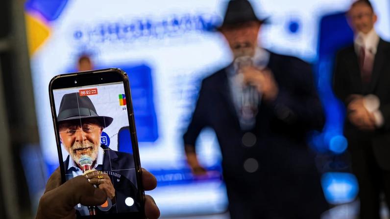 Presidente Lula durante fala no evento em que lançou uma nova fase do Programa Nacional Celular Seguro, em Guarulhos