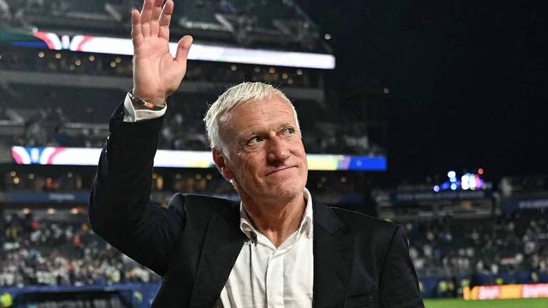 Técnico francês Didier Deschamps acena a torcedores após partida contra o Iraque, na Filadélfia