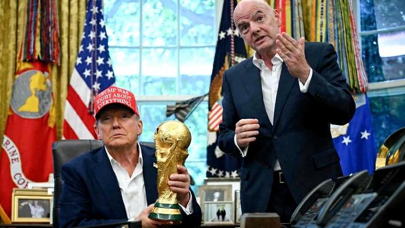 O presidente dos Estados Unidos, Donald Trump, segura a taça da Copa do Mundo ao lado do presidente a Fifa, Gianni Infantino, em agosto de 2025