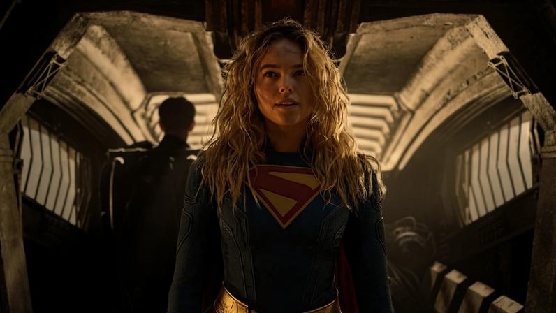 Milly Alcock em cena do filme 'Supergirl'