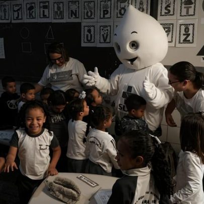 Vacinação também ocorre na escola, reforçando acesso aos serviços