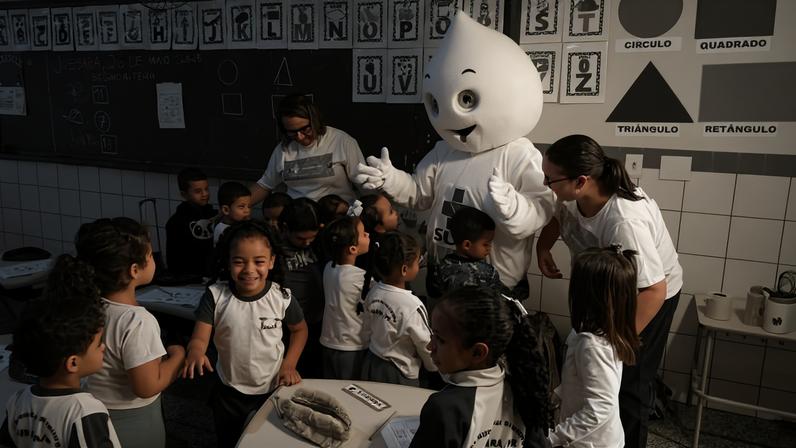 Ações de imunização em escolas do Paraná que ajudaram na recuperação vacinal do estado