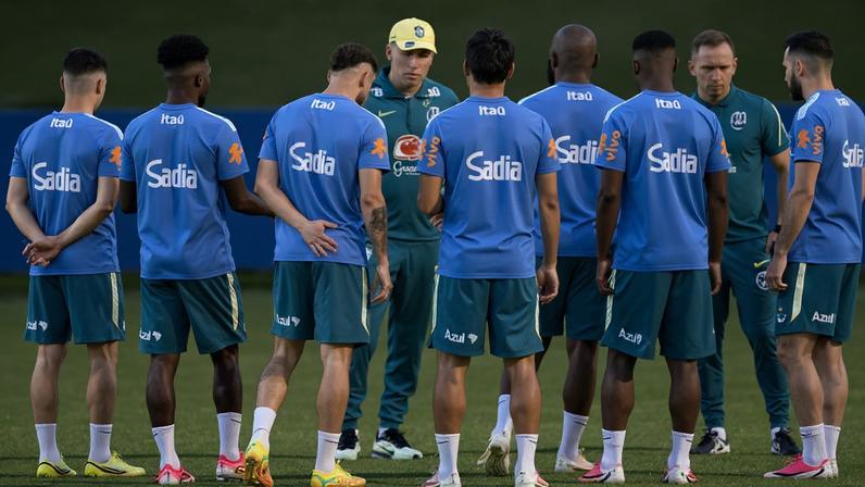 Ancelotti orienta jogadores em treino do Brasil