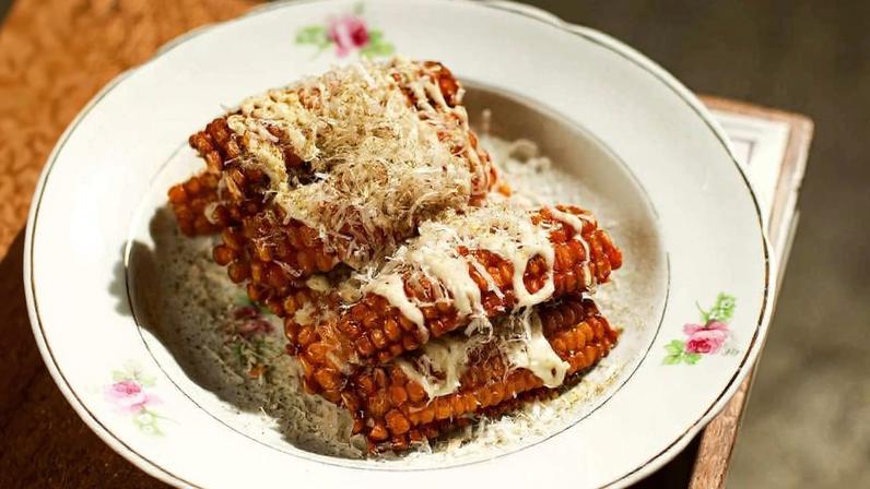 A casa Clementina serve o milho frito com maionese artesanal enriquecida com manteiga, queijo Tulha ralado e pó de alga nori