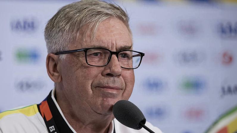 Técnico Carlos Ancelotti durante entrevista na Filadélfia