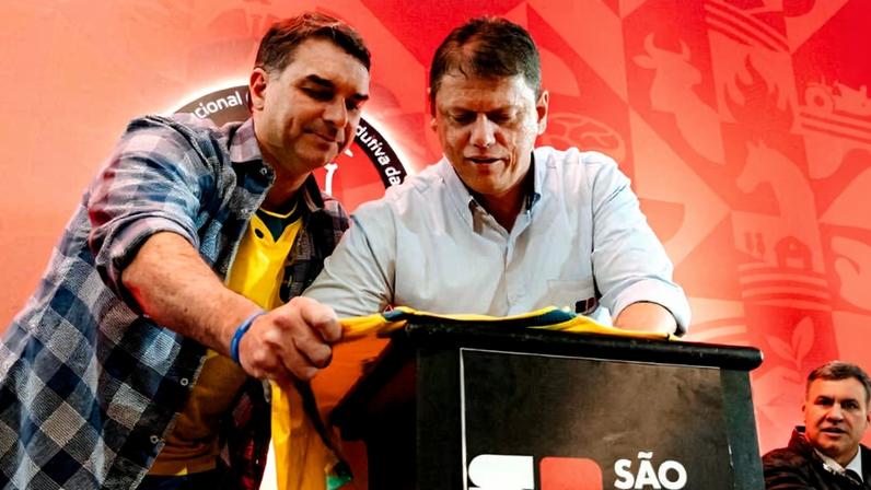O pré-candidato Flávio Bolsonaro (PL) com o governador Tarcísio de Freitas (Republicanos) em evento em Presidente Prudente (SP), nesta terça (23)