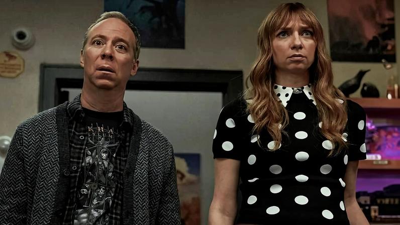 Kevin Sussman e Lauren Lapkus em cena da série 'Stuart Não Consegue Salvar o Universo'
