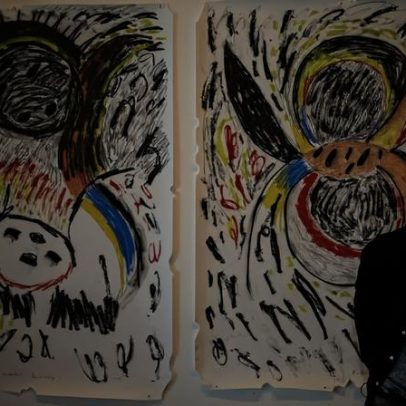 Ney Matogrosso prestigia exposição em homenagem aos 85 anos