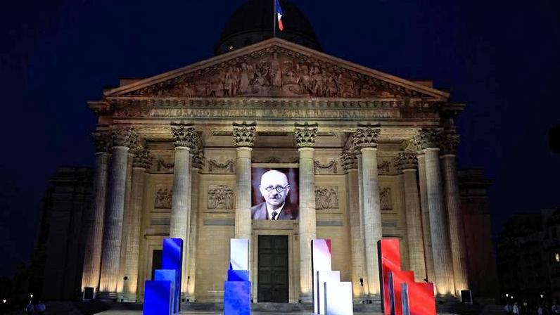 Imagem do historiador Marc Bloch na fachada do Panteão de Paris