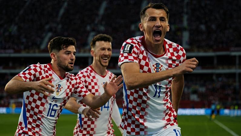 Ante Budimir (número 11) comemora gol contra o Panamá em Toronto, com Martin Baturina (à esquerda) e Ivan Perisic (centro) ao fundo