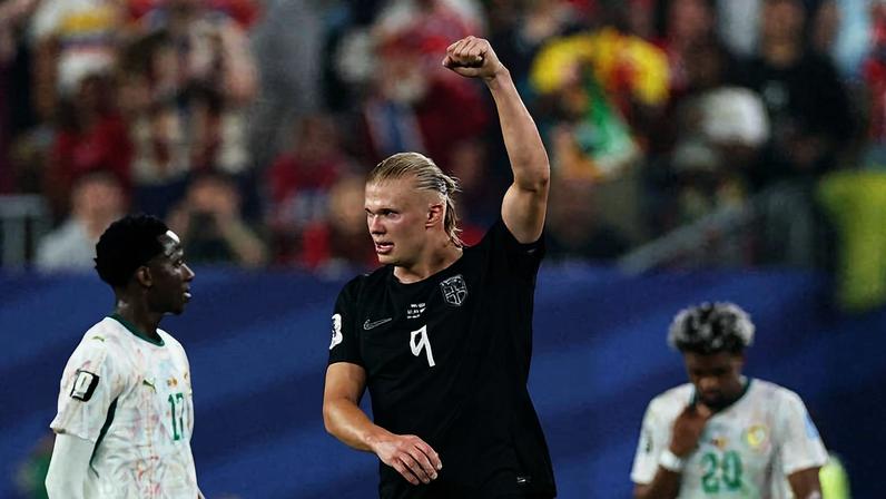 O norueguês Erling Haaland, que joga pelo Manchester City, celebra gol da seleção contra Senegal