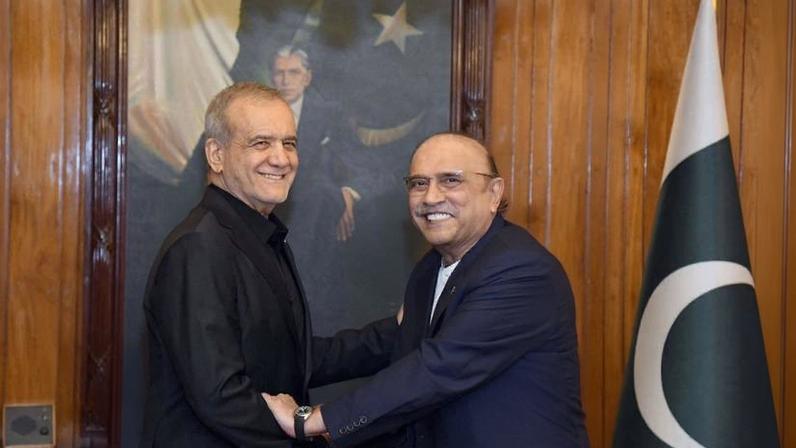 Os presidentes do Irã, Masoud Pezeshkian (à esq.), e do Paquistão, Asif Ali Zardari, conversam em Islamabad