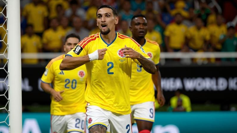 Lateral Muñoz comemora o seu gol, que deu a vitória e a classificação à Colômbia aos mata-matas da Copa do Mundo