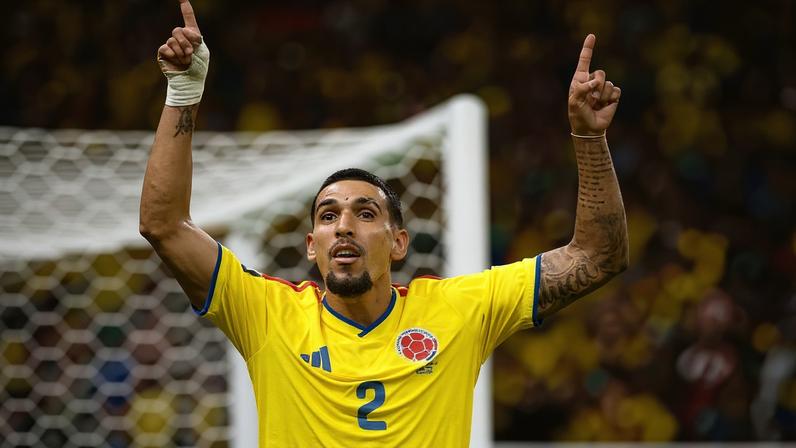 Daniel Muñoz comemora o gol da classificação colombiana na Copa do Mundo