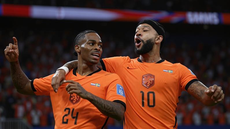 Crysencio Summerville e Memphis Depay comemoram gol da Holanda contra a Suécia na Copa do Mundo 2026