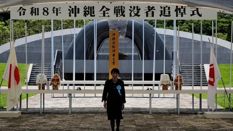 A primeira-ministra do Japão, Sanae Takaichi, durante cerimônia em Okinawa em memória de vítimas da Segunda Guerra Mundial