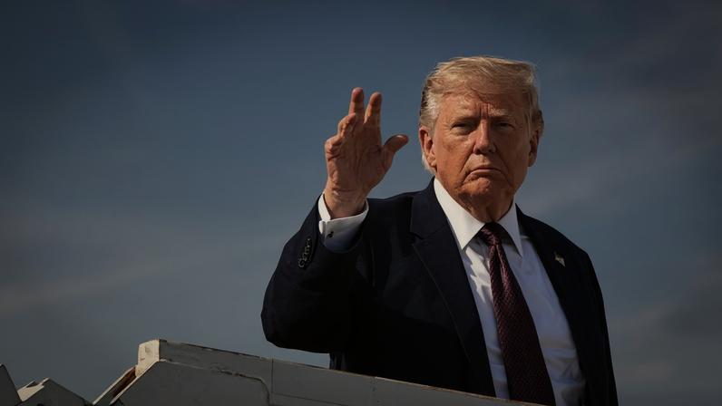 Presidente dos Estados Unidos, Donald Trump acena antes de embarcar no Air Force One