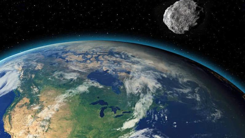 Asteroide rochoso se aproxima da Terra vista do espaço, com continentes e nuvens visíveis sob a atmosfera azul.