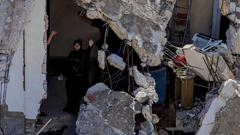 Akarem Chakaron, 61, uma mulher libanesa que sobreviveu a um ataque aéreo israelense contra sua casa enquanto estava dentro dela, ao retornar a Nabatieh, no sul do Líbano, após o acordo entre os Estados Unidos e o Irã