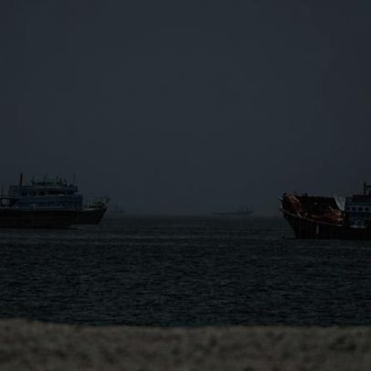 Petróleo atinge menor preço desde fim da guerra no Irã após tráfego em Hormuz