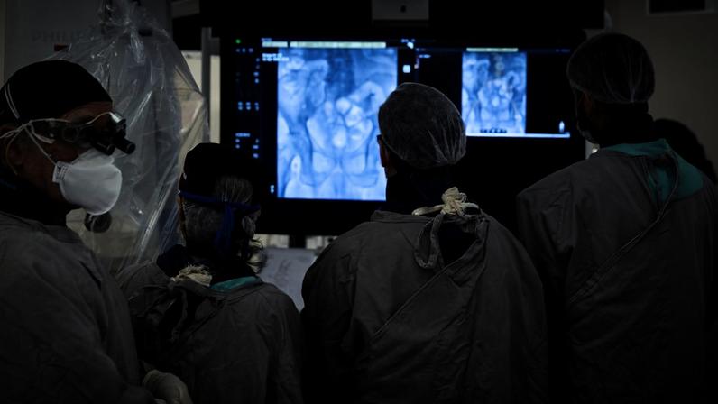 Médicos observam tela durante cirurgia robótica no Hospital das Clínicas da Faculdade de Medicina da USP