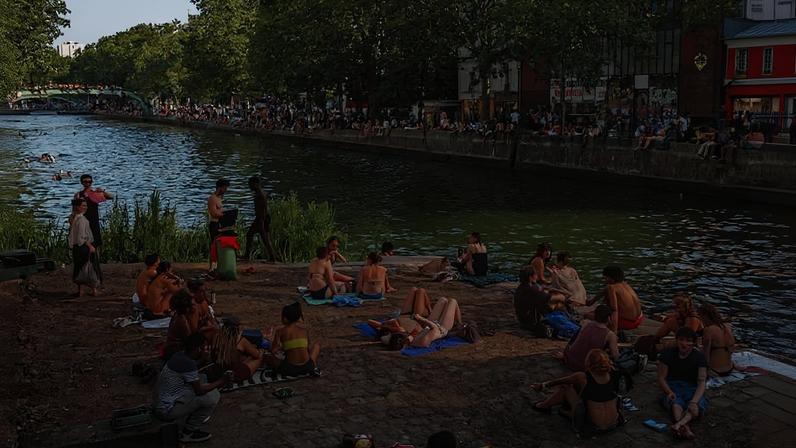 Grupos próximos a canal em Paris nesta terça-feira (23)