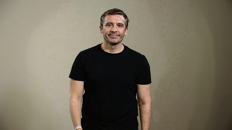 O estilista francês Julien Dossena durante desfile em Paris, de outubro de 2025
