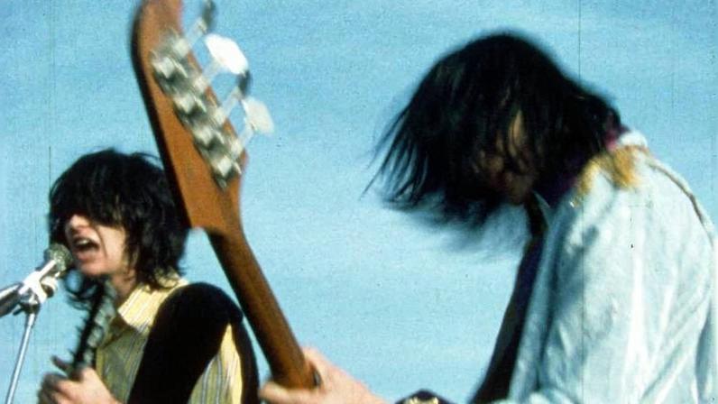 Show da banda Redd Kross, em imagem presente no documentário 'Born Innocent: The Redd Kross Story'