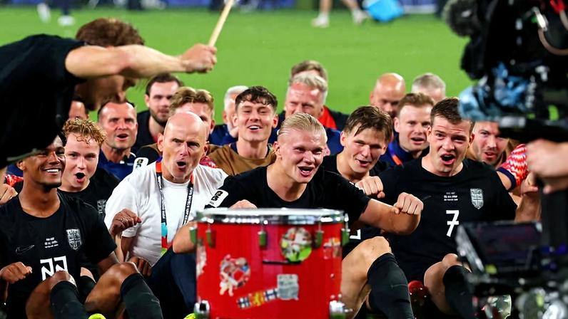 Haaland e o time norueguês fazem a coreografia da remada viking após a vitória por 3 a 2 sobre Senegal na Copa do Mundo