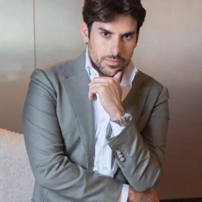Marido de Xuxa discute com seguidora ao defender Rodrigo Branco