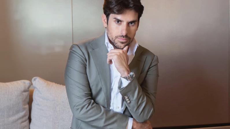 Marido de Xuxa, Junno defende Rodrigo Branco ao ter o apoio questionado por uma internauta