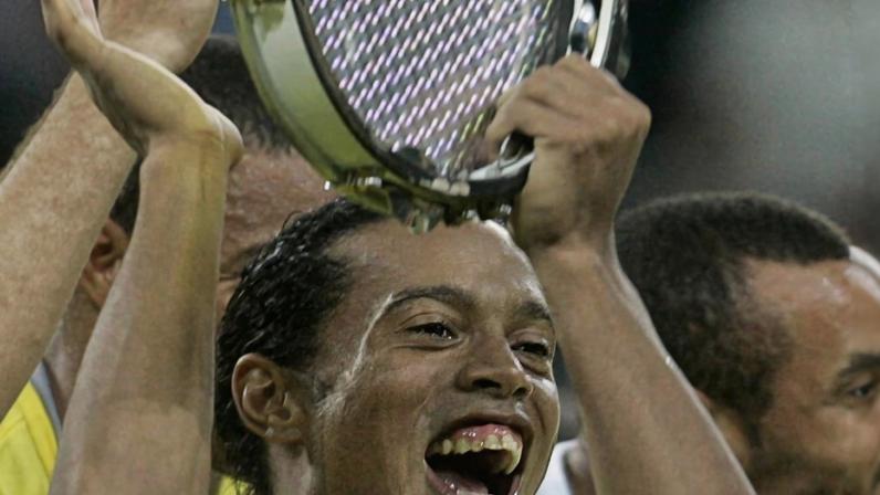 Ronaldinho Gaúcho comemora tocando pandeiro após o título da Copa das Confederações de 2005, em Frankfurt, na Alemanha