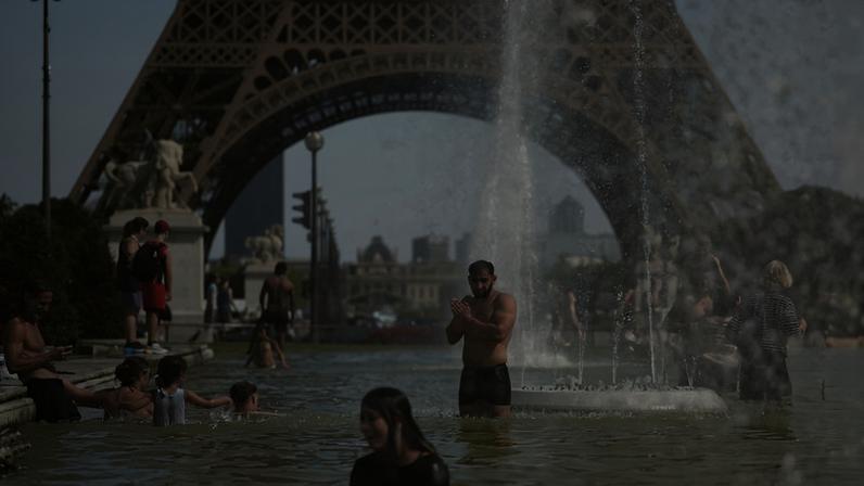 Fonte do Trocadero, em frente à Torre Eiffel, vira piscina em Paris nesta quarta-feira (24); onda de calor fez o país registrar o segundo dia consecutivo com média de temperatura mais alta da história