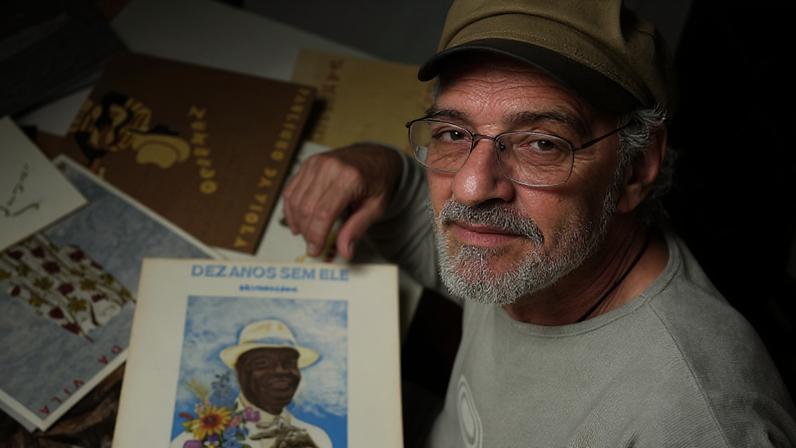 O artista gráfico e cenógrafo brasileiro Elifas Andreato. (São Paulo (SP), 00.00.1988, foto: Vidal Cavalcante/Folhapress)